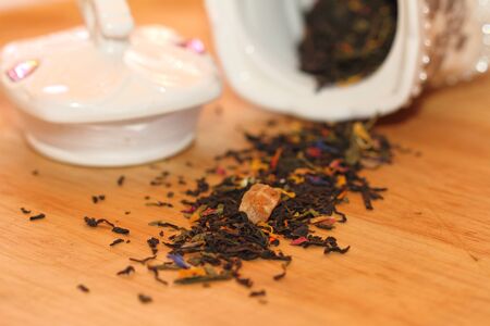 the scattered tea leaves of fragrant tea on a chopping boardの写真素材