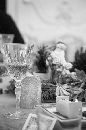 Sweet beautiful dessert cupcake lay on porcelain plate, cake from berries in white chinaware crockery. Dessert cupcakes consisting of natural tasty sugary cake. Eat fresh cute dessert cake cupcakeの写真素材