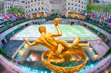 The golden Prometheus statue at the Rockefeller centerのeditorial素材