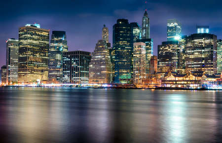 image of the new york city skyline at night. taken at the brookly piersのeditorial素材