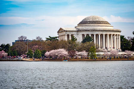 Many people walking around Thomas Jefferson Memorial stairs with statueのeditorial素材