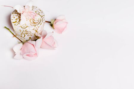 Pink rose with gift box on white backgroundの写真素材