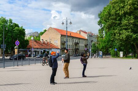 VILNIUS, LITHUANIA - JULY 10, 2015: Unidentified tourists take pictures attractions in the Old Town, Vilnius, Lithuaniaのeditorial素材