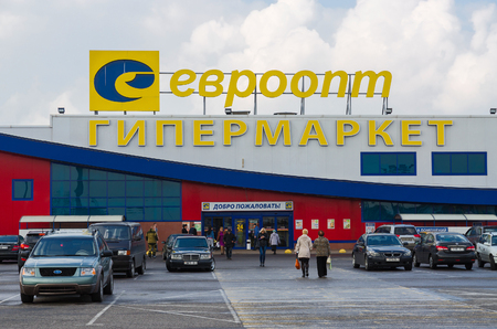 GOMEL, BELARUS - APRIL 14, 2016: Unidentified people go to the hypermarket Euroopt on the street Khatayevich, Gomel, Belarusのeditorial素材