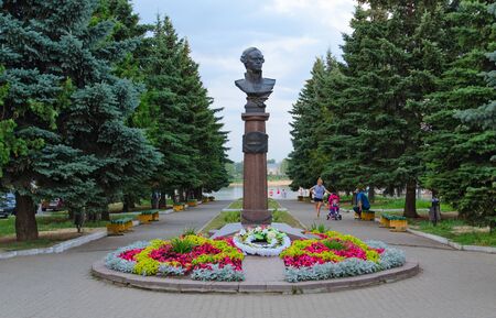 RYBINSK, RUSSIA - JULY 21, 2016: Monument to Admiral Ushakov in Rybinsk. Unidentified people walk along alley in parkのeditorial素材
