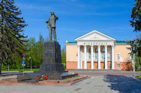 VITEBSK, BELARUS - MAY 17, 2017: Vitebsk Regional Philharmonic, monument to Vladimir Lenin on Lenin Square, Belarusのeditorial素材