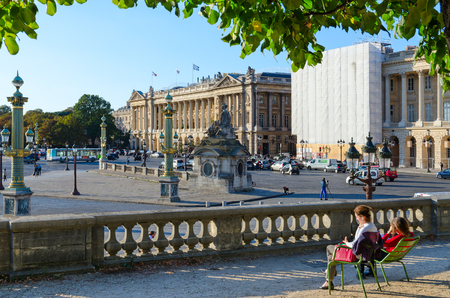 PARIS, FRANCE - SEPTEMBER 7, 2018: Unidentified people rest on Terrasse du Jeu de Paume. View of Place de la Concorde, Paris, Franceのeditorial素材