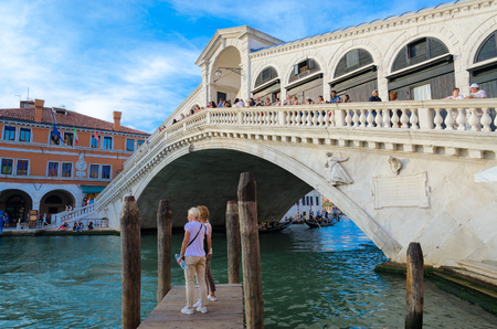 VENICE, ITALY - SEPTEMBER 16, 2018: Unidentified tourists admire view of famous Rialto Bridge on Grand Canal, Venice, Italyのeditorial素材
