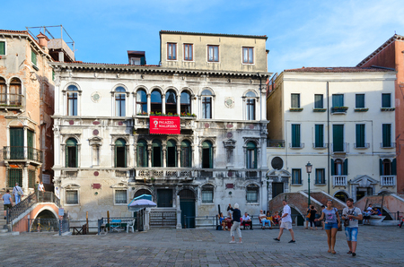 VENICE, ITALY - SEPTEMBER 16, 2018: Unidentified tourists are on Campo Santa Maria Formosa in Venice, Italyのeditorial素材