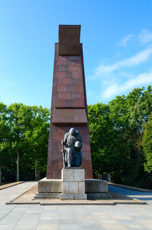 BERLIN, GERMANY - SEPTEMBER 5, 2018: Monument to Soviet Soldier in Treptow Park, Berlin, Germanyのeditorial素材