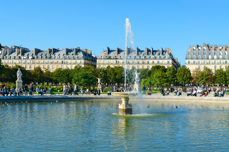PAEIS, FRANCE - SEPTEMBER 7, 2018: Unidentified tourists rest near Grand Bassin Rond fountain in Tuileries Garden, Paris, Franceのeditorial素材