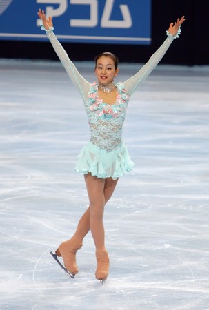 PARIS - OCTOBER 16: Mao ASADA of Japan performs at ladies short skating event of the ISU Grand Prix Eric Bompard Trophy on October 16, 2009 at Palais-Omnisports de Bercy, Paris, France.のeditorial素材