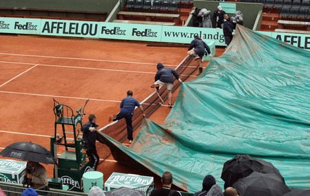 PARIS - MAY 27: Ground staff pull covers over courts due to rain at French Open, Roland Garros on May 27, 2010 in Paris, France.のeditorial素材