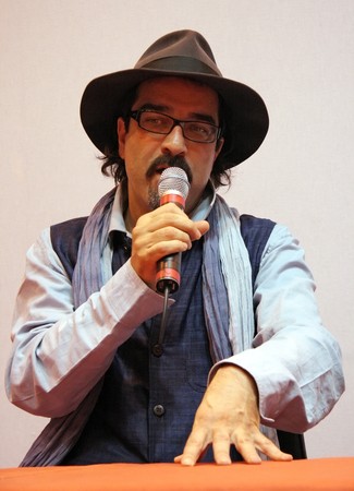 PARIS - MARCH 15: French / Afgan writer and film director Atiq Rahimi speaks to public during the 29th Paris' Book Fair, on March 15, 2009 in Paris, Franceのeditorial素材