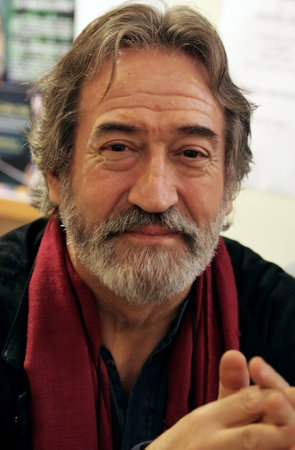 PARIS - MARCH 31: Jordi Savall, Spanish-Catalan viol player, conductor, composer and a Cesar and UNESCO award winner during the dedication of his new album 'The Celtic Viol' on March 31, 2009 in Paris, Franceのeditorial素材