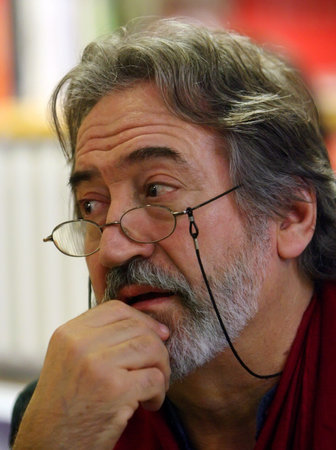 PARIS - MARCH 31: Jordi Savall, Spanish-Catalan viol player, conductor, composer and a Cesar and UNESCO award winner during the dedication of his new album 'The Celtic Viol' on March 31, 2009 in Paris, Franceのeditorial素材