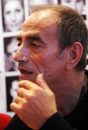 PARIS - MARCH 15: French actor, film director and singer - winner of 2 Cesar Awards Richard Bohringer dedicates his books at the International Book Fair - Salon du Livre 2009 on March 15, 2009 in Paris, Franceのeditorial素材