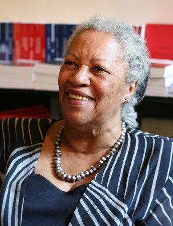 PARIS - MAY 12: Toni Morrison, a Nobel Prize-winning American author, editor, and professor during the autograph session in the L'arbre a Lettres bookstore on May, 12, 2009 in Paris, Franceのeditorial素材