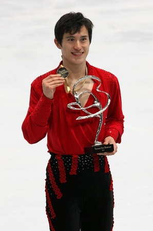 PARIS - NOVEMBER 19: Patrick CHAN of Canada poses at the medal ceremony after winning gold at Eric Bompard Trophy on November 19, 2011 at Palais-Omnisports de Bercy, Paris, France.のeditorial素材