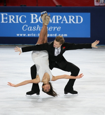 PARIS - NOVEMBER 17: Ekaterina RIAZANOVA / Ilia TKACHENKO of Russia perform free dance at the ISU Grand Prix Eric Bompard Trophy on November 17, 2012 at Palais-Omnisports de Bercy, Paris, France.のeditorial素材