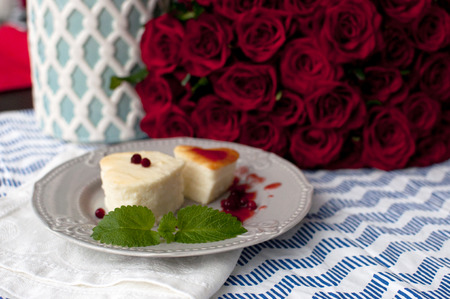 Curd pudding with heart shaped bouquet of rosesの写真素材