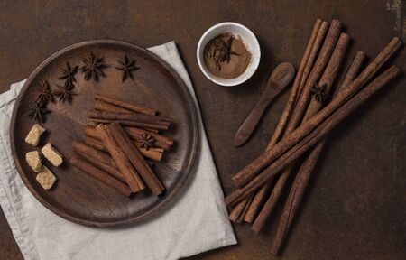 cinammon stick powder brown plate top viewの写真素材