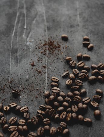 coffee beans scatered on the gray background top viewの写真素材
