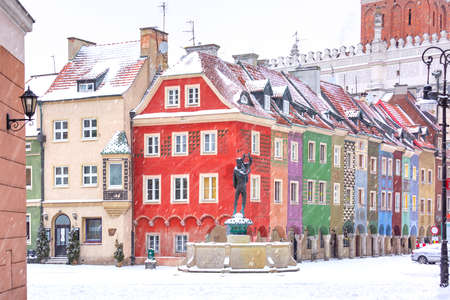 Merchants houses and fountain at Old Market Square in Old Town in the snowy winter day, Poznan, Polandの写真素材