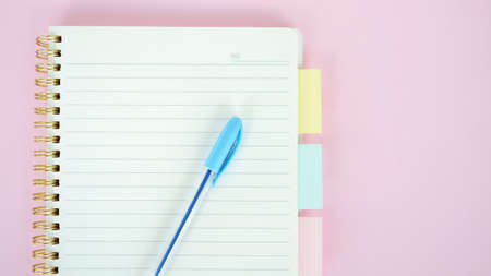 Open blank journal on pink background. Concept for creative person planning. Back to school. Top view, flat lay, mockupの写真素材