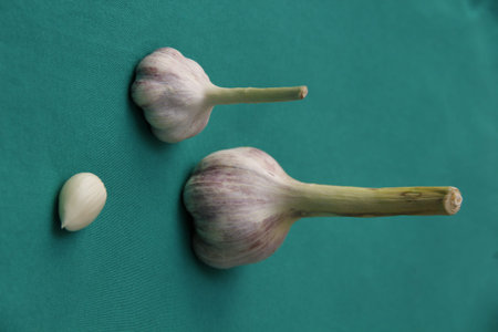 a few pieces of garlic on the table