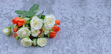 bouquet of roses in a vase on textured background banner with copy spaceの写真素材