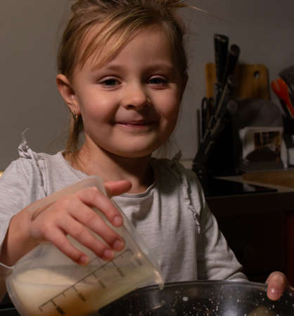Little girl helps to prepare foodの写真素材