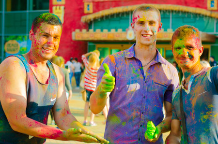 KHARKIV, UKRAINE- June 22: Holi celebrations on June 22, 2015 in Kharkiv, Ukraine. Celebrating the Indian festival of colors and spring Holi in Gorky Parkのeditorial素材