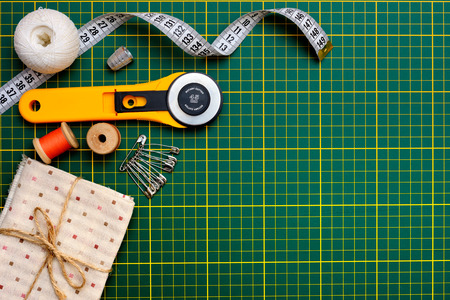 Patchwork sewing tools on green matの写真素材