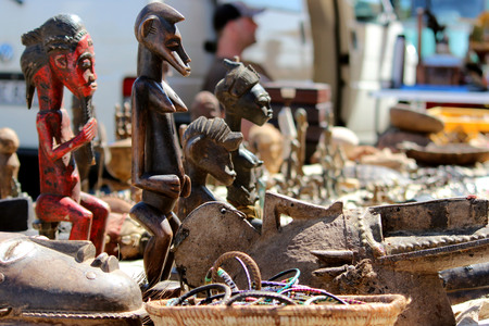 African figures on the flea market in Berlinの写真素材