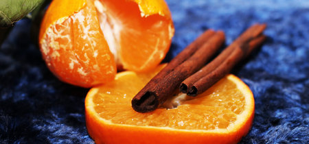 Oranges and cinnamon, Christmas mood, fresh fruitの写真素材