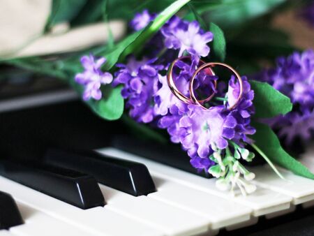 Wedding rings on the pianoの写真素材