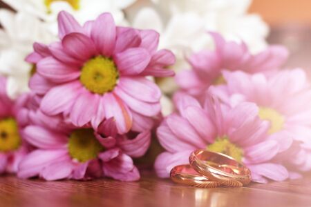 Closeup of wedding rings on flowers so closeの写真素材