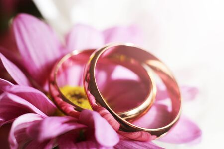 Golden wedding rings on bridal bouquet. Macro. Close-upの写真素材