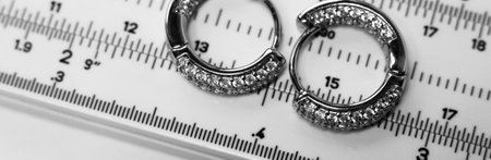 Close-up of a pair of wedding rings on a ruler.の写真素材