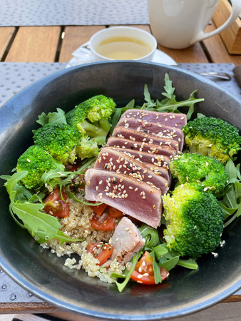 Salad bowl with seared tuna slices fresh broccoli arugula quinoa tomatoes healthy dining gourmet appeal culinary artの写真素材