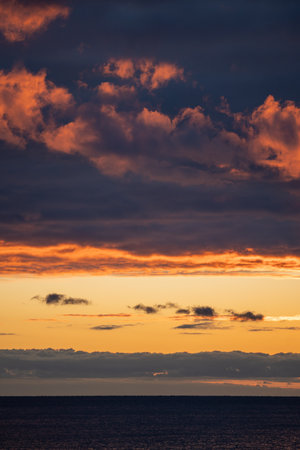 peaceful ocean dawn scene layout, calm morning horizon over serene waters, tranquil sunrise above quiet sea with simple layout and soothing colors suitable for textの写真素材