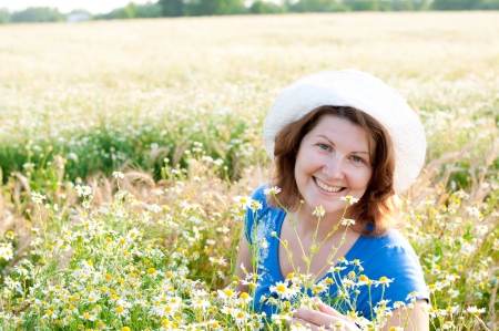 The woman on the daisy fieldの写真素材