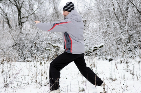 A man goes in for sports in winter outdoorsの写真素材