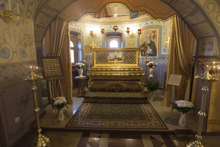 SUZDAL, RUSSIA - 06.11.2015. The relics of a St. Arseny Elassonsky in the Church of the Assumption. Golden ringのeditorial素材