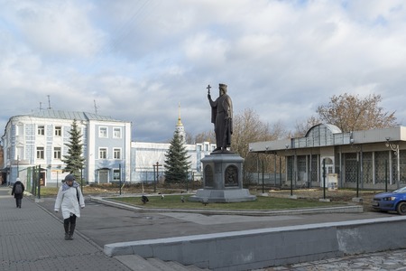 VLADIMIR, RUSSIA -05.11.2015. The monument Duke Vladimir, founder of the city. golden tourist ringのeditorial素材