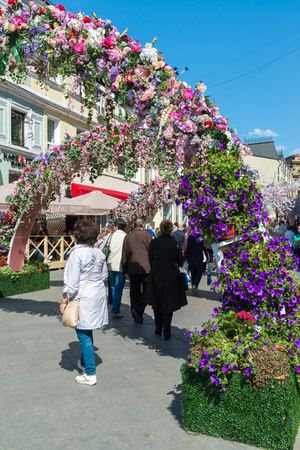 Moscow, Russia -may 14.2016. Ornament floral arches streets for the festival - Moscow Springのeditorial素材