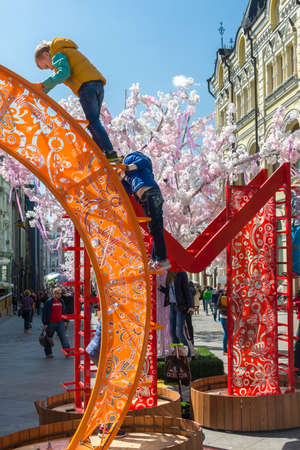 Moscow, Russia -may 14.2016. Decoration of Kuznetsky Most Street for the holiday - Moscow Springのeditorial素材