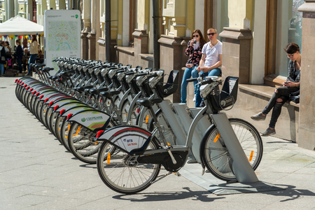 Moscow, Russia -may 14.2016. Bicycle parking in the street the Kuznetsk bridgeのeditorial素材
