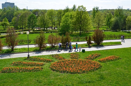 Zelenograd, Russia - May 09.2016. People walk in a Victory Park in springのeditorial素材